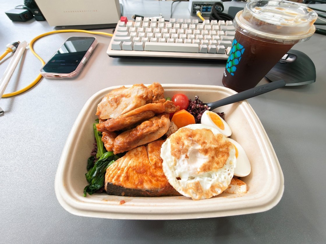 粉丝推荐的肯律轻食，确实可以。几乎每天吃，50多块能吃很饱。这大半年控制了饮