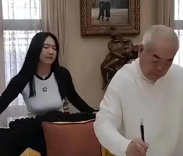 范曾字画价格一路大跌！真的没想到，从范曾87岁老来得子以及其断绝父女关系的事情来