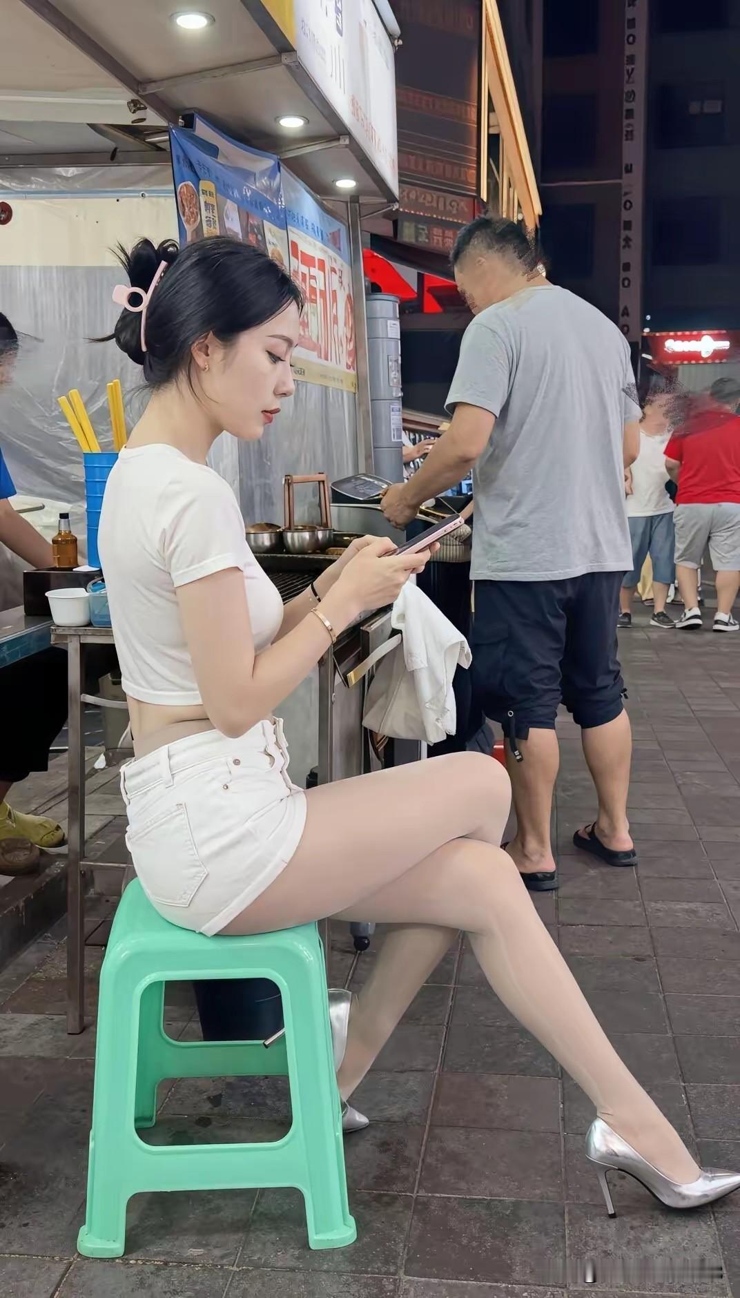 想过去打个招呼，不知道说什么？