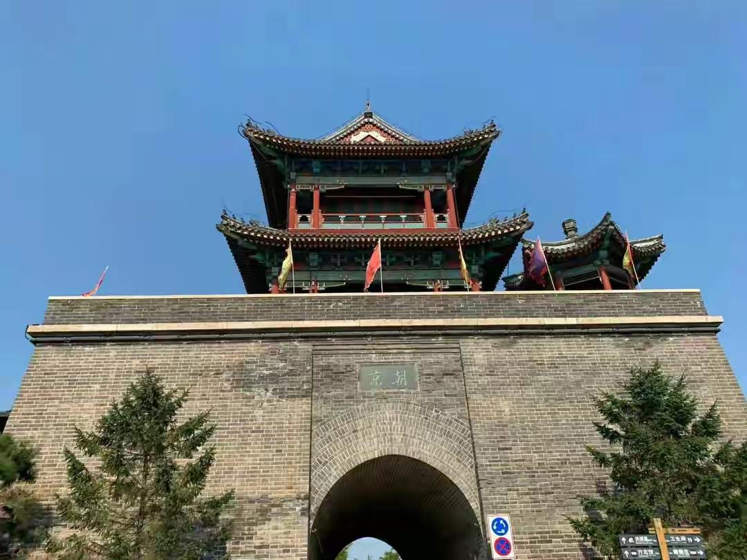 山海关城楼上，“天下第一关”五个大字依旧苍劲。可2015年那个秋天，这块金字招牌