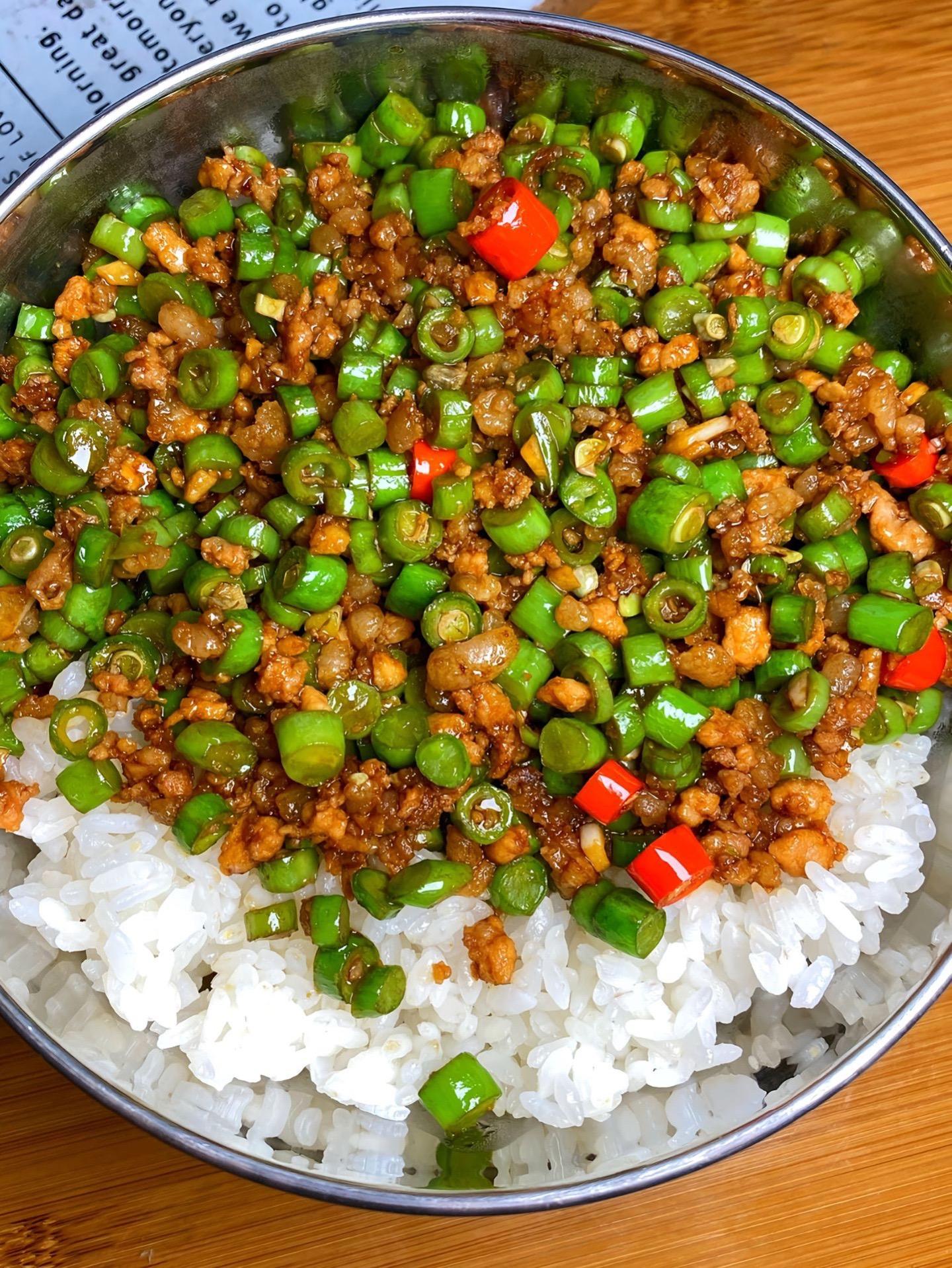 这个肉沫豆角拌饭真的是一绝！巨巨巨巨好吃！嘎嘎下饭