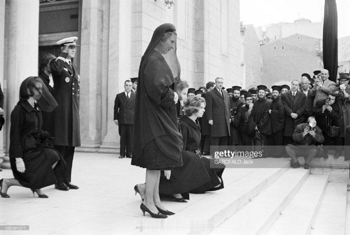 分享一张老照片：在1964年希腊国王保罗的葬礼上，姐姐索菲亚、妹妹艾琳和未婚妻安