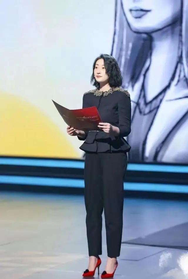 宗馥莉推进企业经营规划，讨论重心却集中在个人穿搭与私人生活。行业存在一种评判方