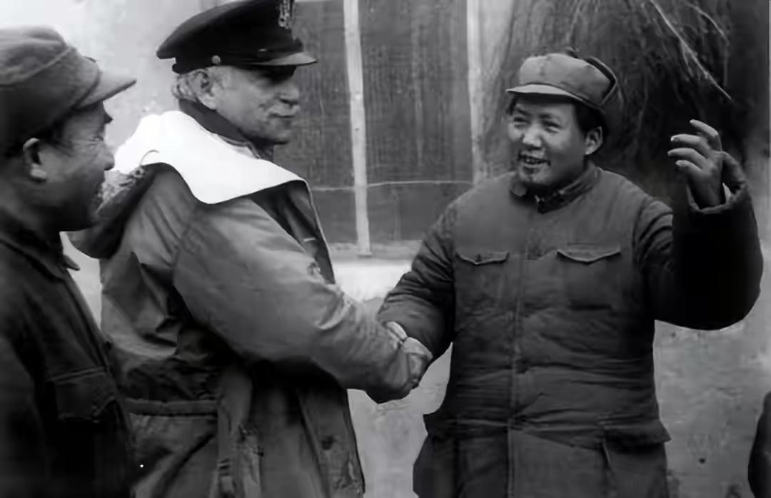 蒋介石离扣押毛泽东只差一步，如果他真动了手，中国会走向何方？1945年秋天，