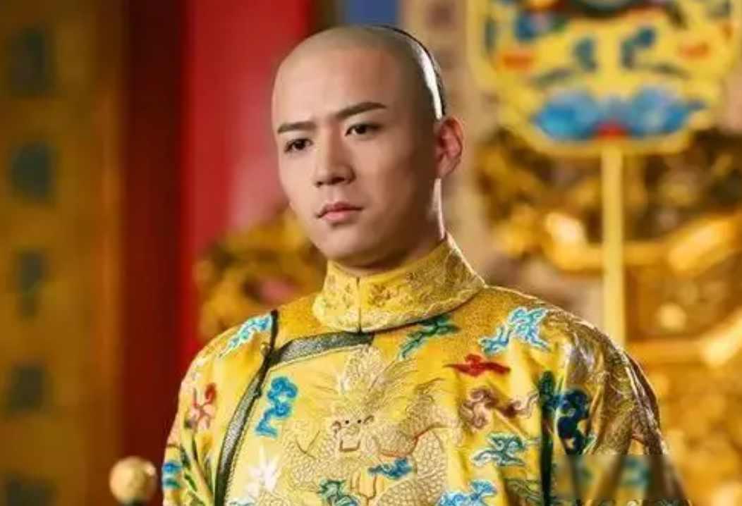 1796年，正月初一，紫禁城太和殿。文武百官、各藩属国使臣，全数到场，等着见