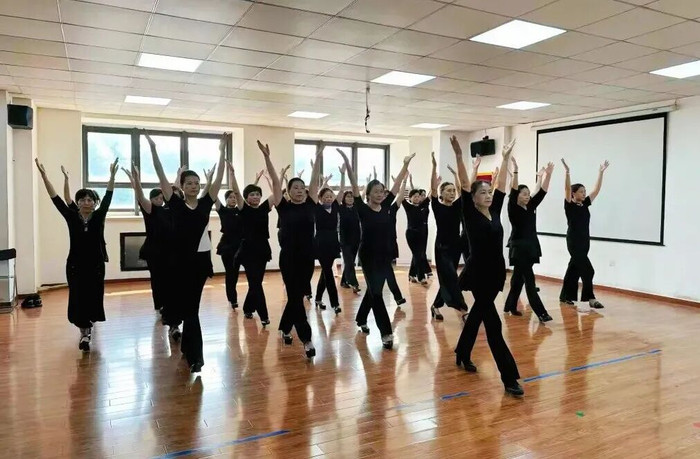 “只要热爱就能学”，十余年免费教老人走秀、吹葫芦丝，她带领银发团队传递温情