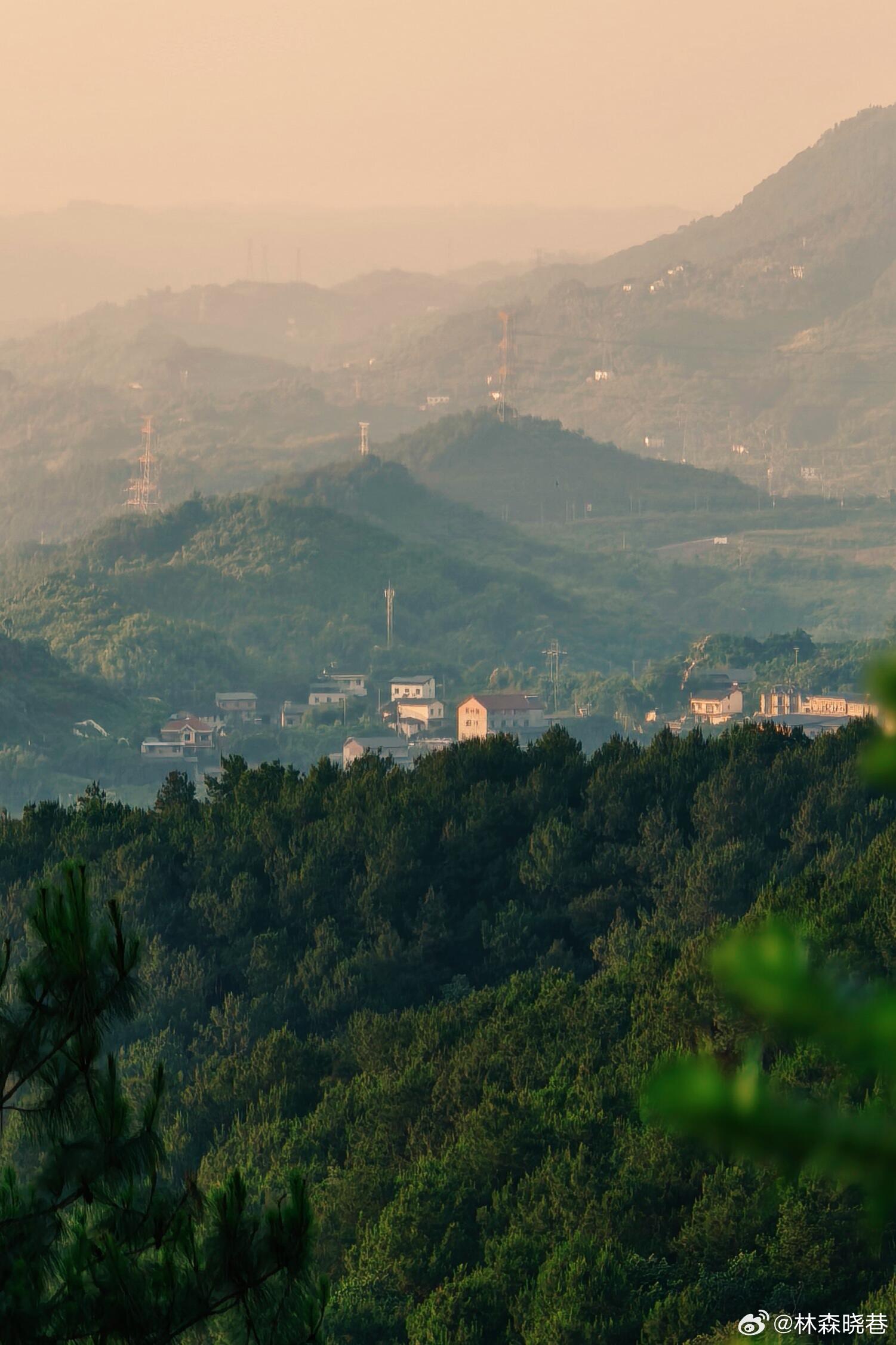 摄影城市边缘的山野，藏着最温柔的慢时光。按下快门的瞬间，层层叠叠的绿漫进镜头