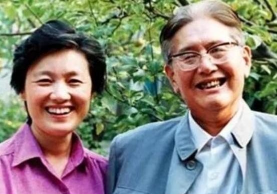 1985年，乔冠华归葬故乡盐城遭到拒绝，妻子章含之无奈之下找到一个人帮忙，此人在