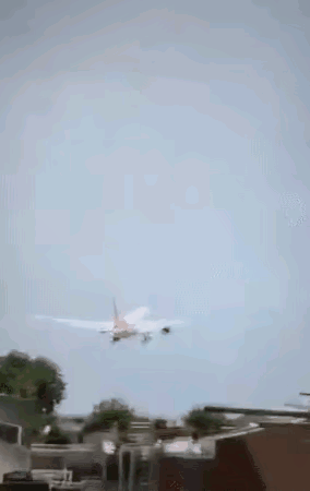 波音787首次空难，没想到发生在印度。飞机起飞仅30秒就坠地，目前有三种原因猜测
