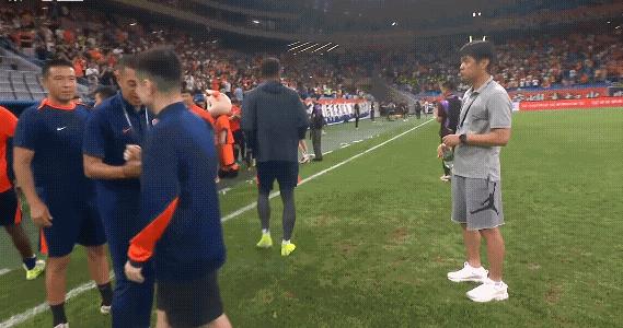 青岛海牛主场5:1大胜云南玉昆，真的觉得这是一场不可思议的比赛，这样的结果令人难