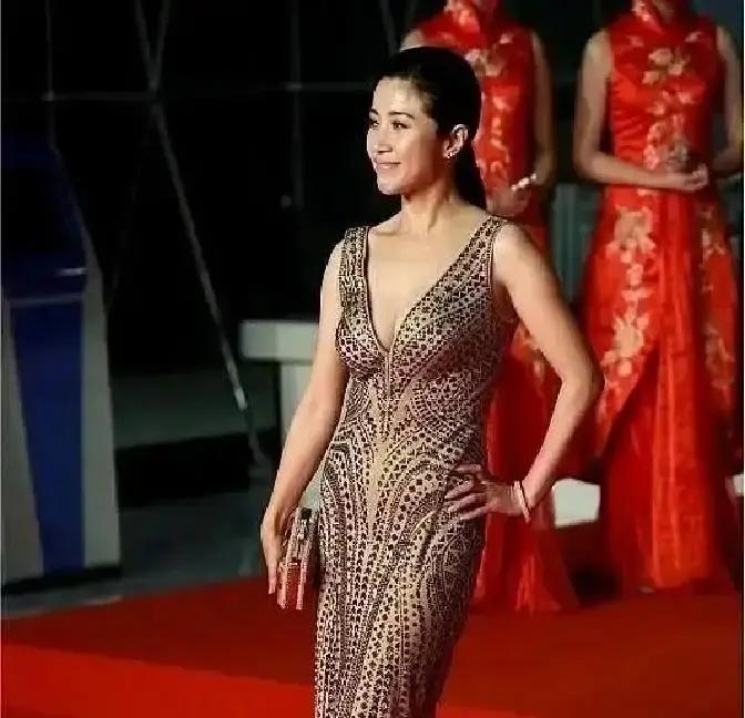 52岁体脂18%，男友28岁健身房里她深蹲120斤，女儿在旁边喘成狗。剑桥