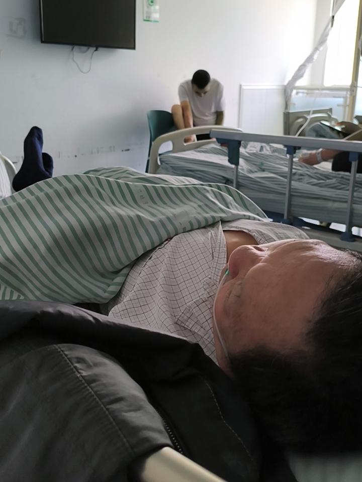 爸明天要做气管镜检查。急性慢阻肺加重住院，肺部阴影住院7天没大没小，医生想取实物