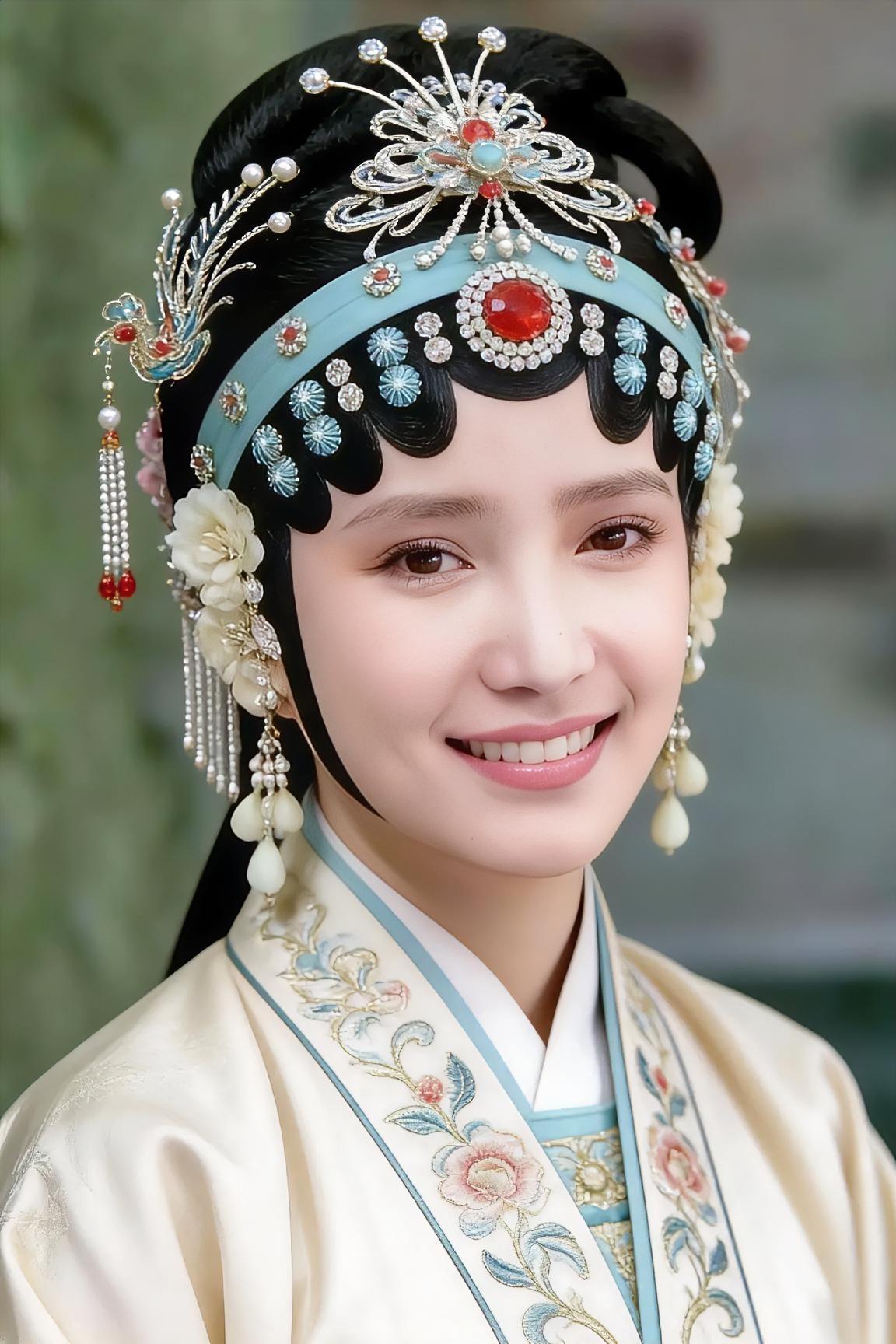 我朋友是学戏曲的，她见过何晴老师，那气质，跟电视里走出来的一样，古典韵味十足