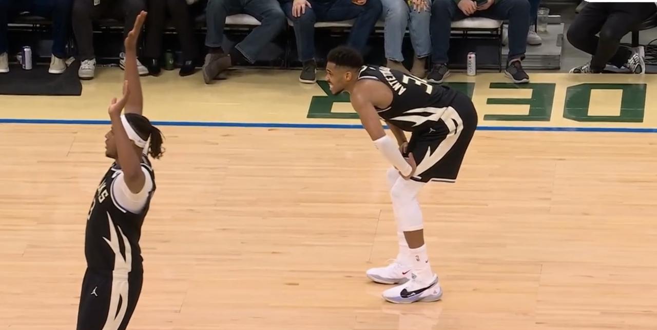 字母哥无接触受伤，表情痛苦！与掘金一战关键时刻，字母哥在一次回防过程中，突然别