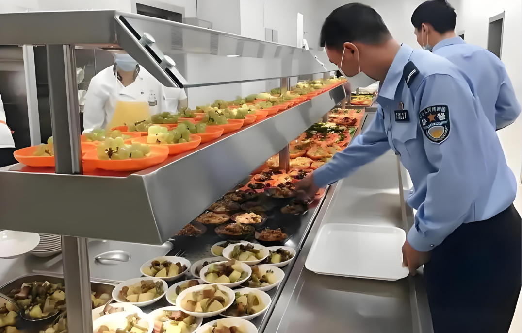 我发现一个稀奇事，你发现没体制内都是包饭不外包的，但学校几乎都外包出去了。说