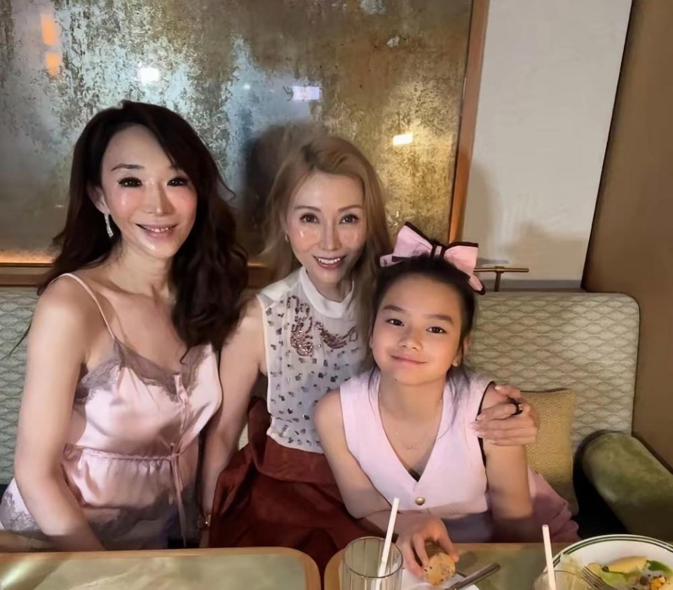  以前总羡慕李嘉欣脸型稳固，如今她56岁，才懂全是后天刻意打理