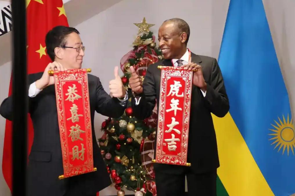卢旺达其实很懂什么叫“见人下菜”，为了区别我们跟西方，他们搞了个“双轨制” 