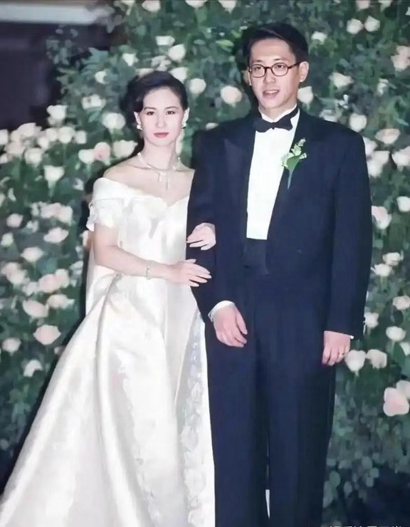 何超琼与许晋亨当年的婚纱照。