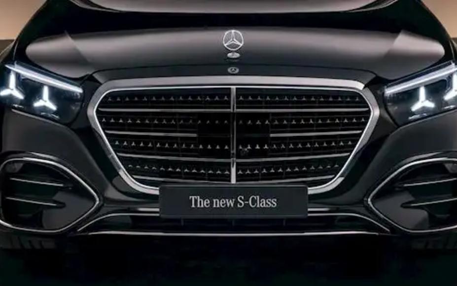 把奔驰S的标都逼到发光了，可想而知，现在BBA有多么着急？ 最近，奔驰S发布
