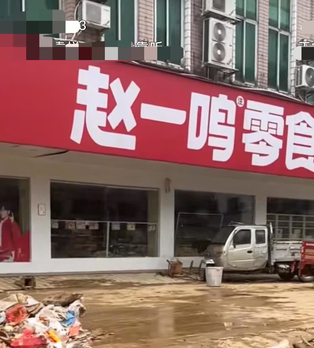 广东洪水，已经是灾难，几名店员都是小姑娘她们被洪水围困幸运的逃过一劫并把店里的东