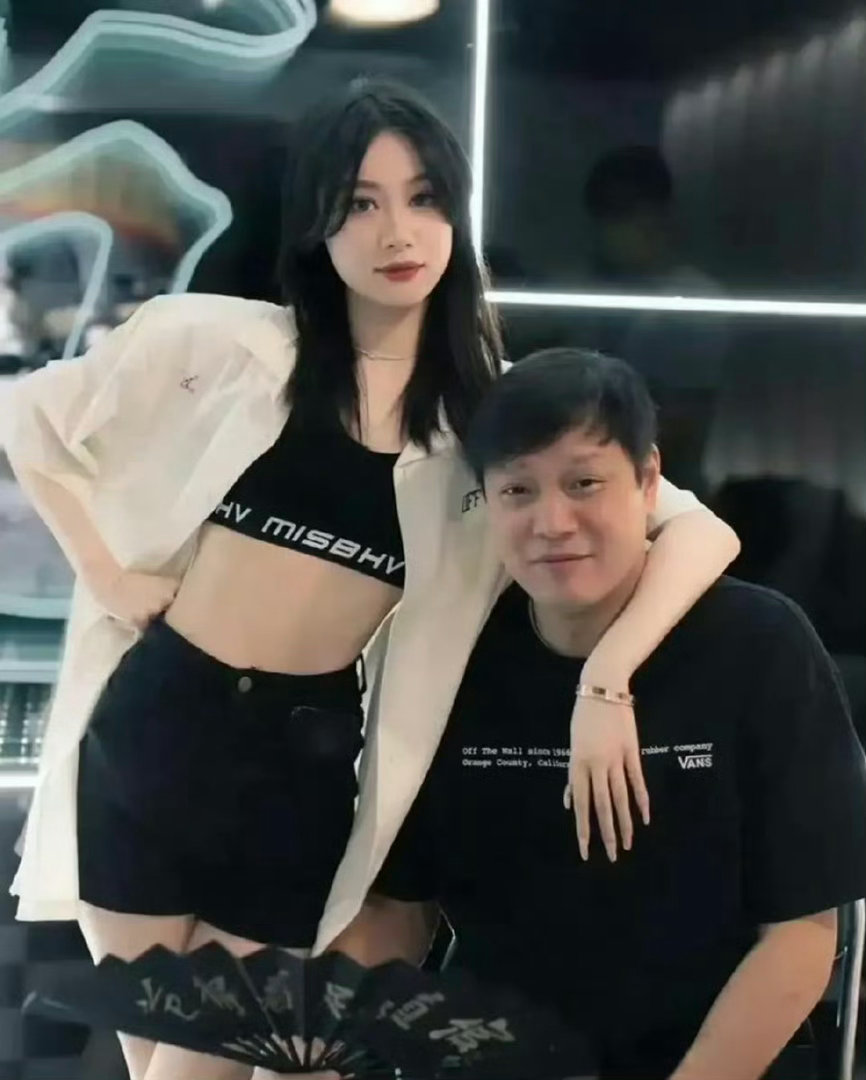 56岁范志毅陪妻女逛街，小17岁老婆好瘦，一双腿比9岁女儿还细