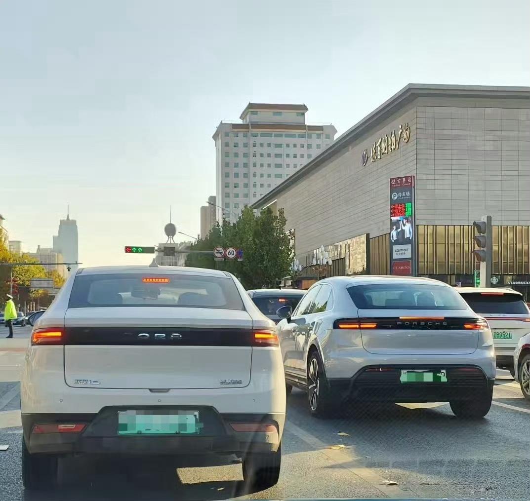 长城欧拉还真的是先知，提前保时捷这么多年，将这套外观给出了！乍一看，两款车型