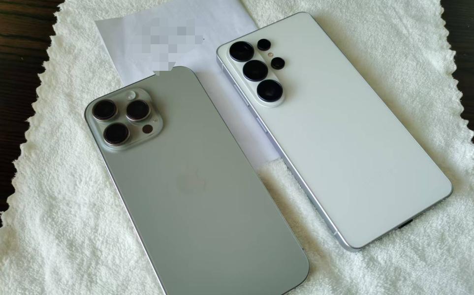 把iPhone16ProMax和三星放在一起，发现苹果这个机身的宽度是真宽