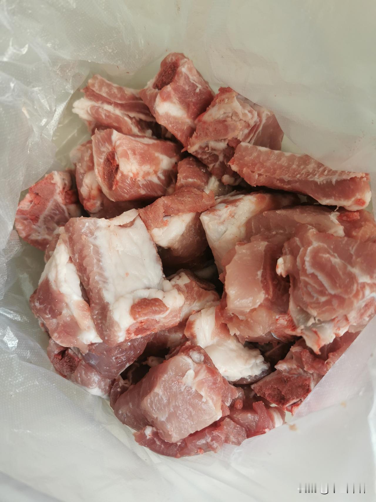 早上老伴刚从超市门口摊位买来的排骨，价格让你想不到！早上，我遛弯回来时，看到