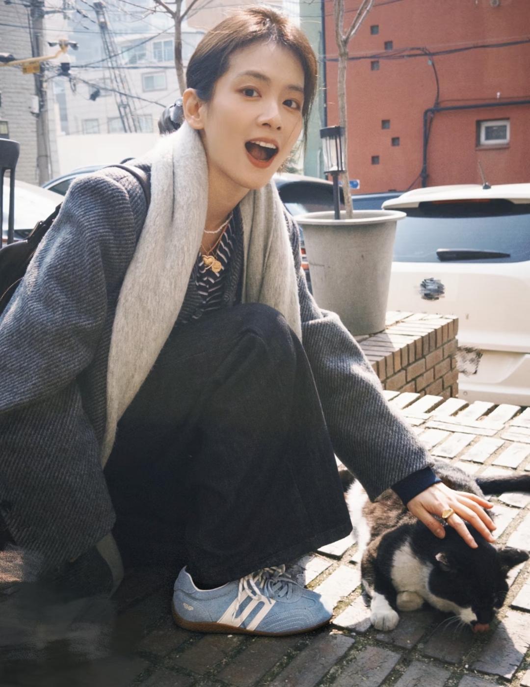 陈昊宇偶遇可爱的猫咪，停下脚步与之互动，一人一猫的互动画面充满了温馨的氛围。陈昊