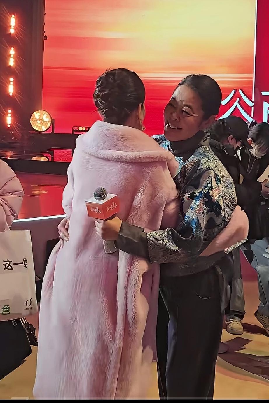 赵雅芝和倪萍一见面就亲热的拥抱，赵雅芝的衣品太好了，这套粉色的大衣搭配毛茸茸的白