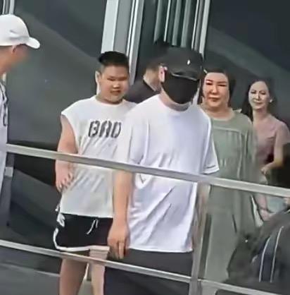 8月20日，郭德纲携妻儿现身邮轮演出，画面温馨又吸睛。妻子王惠身形愈发富态，绿裙