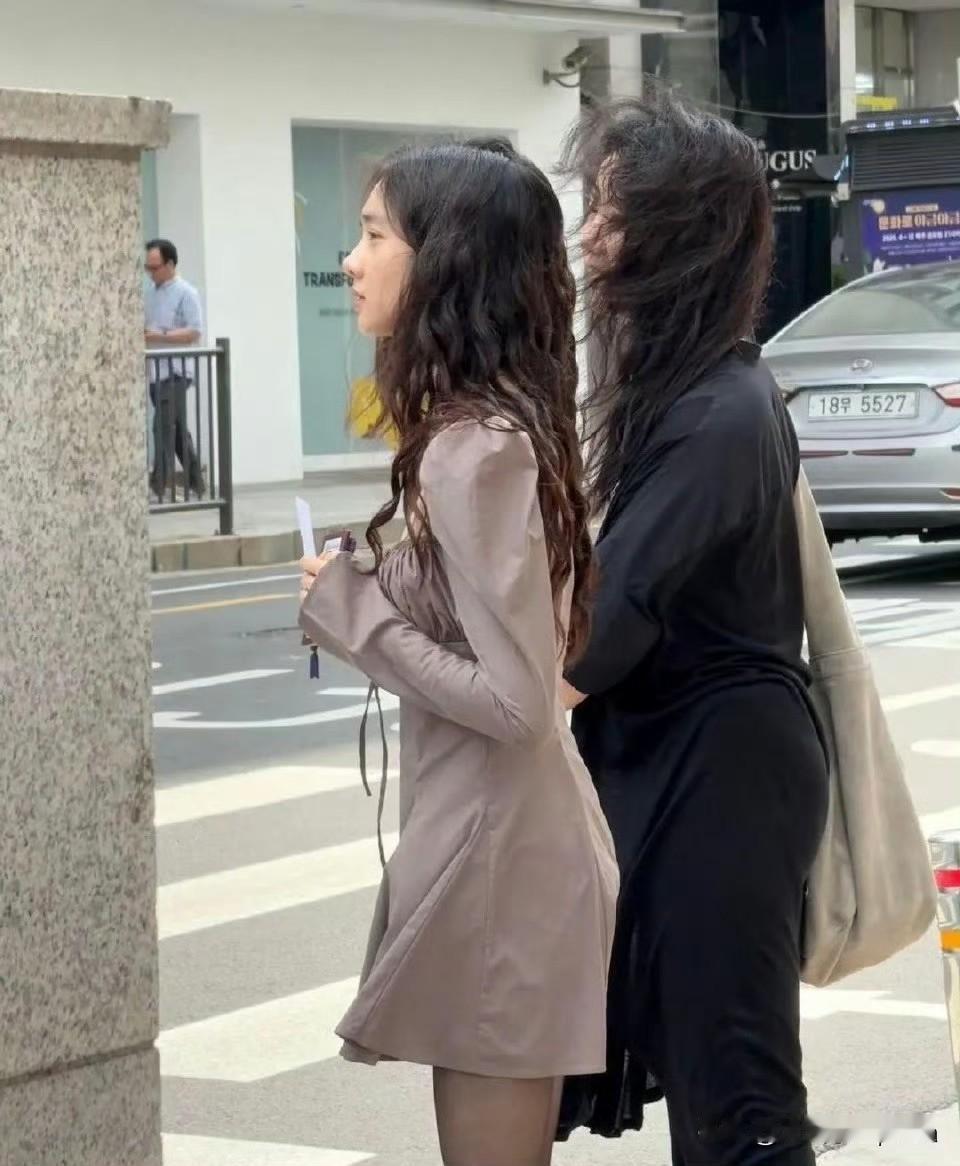 孙莉状态好得像姐姐，多多完全是气质少女挂～母女俩走在首尔街头，风吹的头发凌乱，