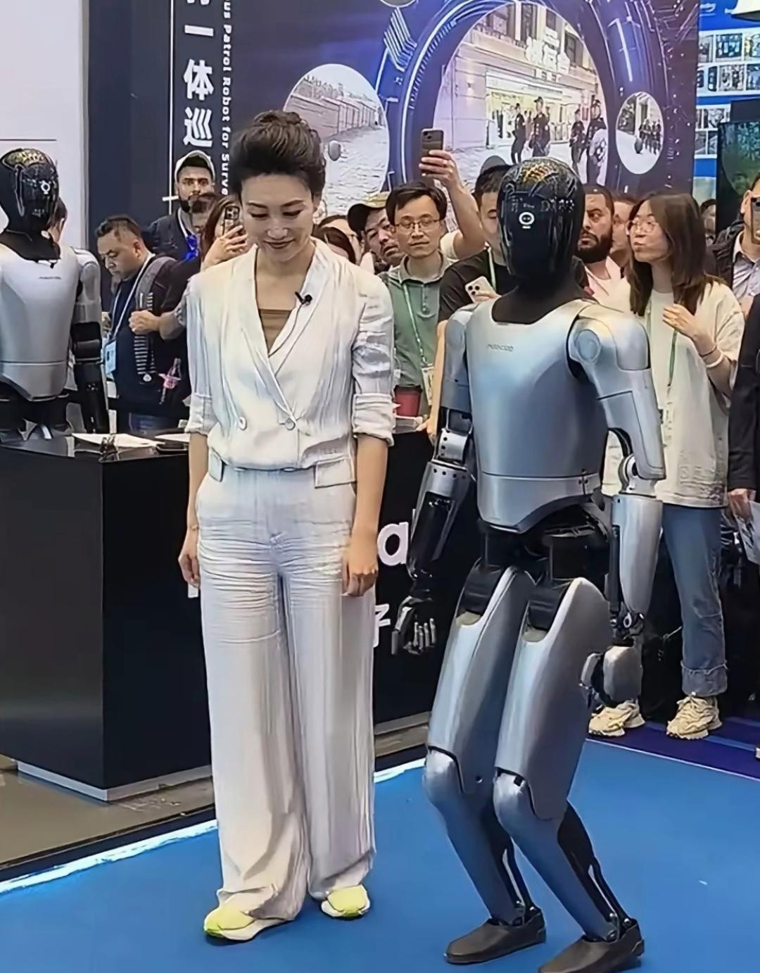 "李梓萌这条裤子最近出镜率好高，但每次看到裤腿上那些褶皱都在想——这到底是啥神奇