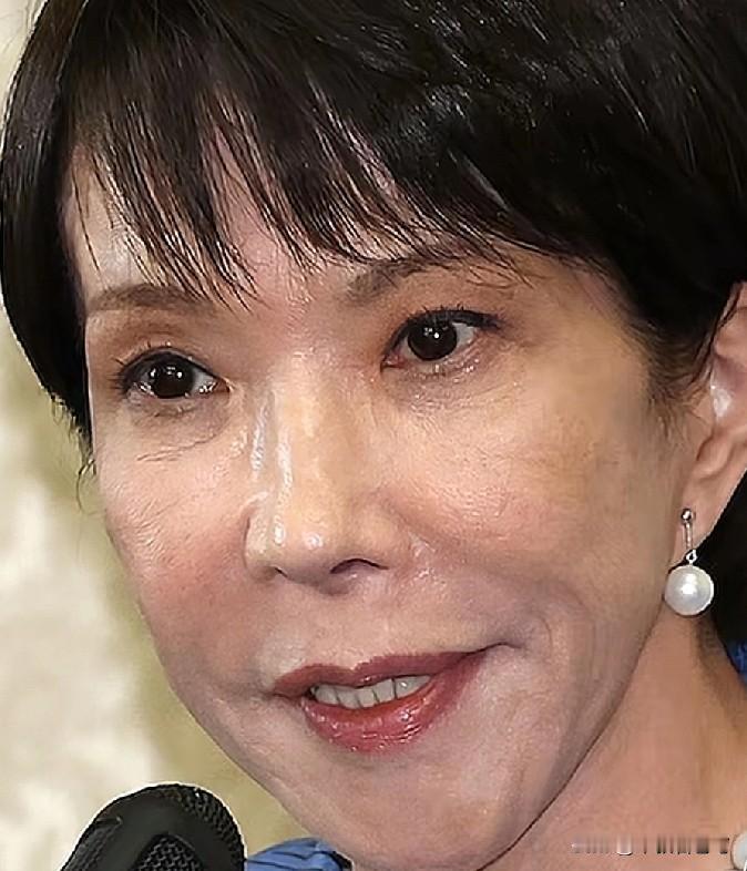 高市早苗化妆后的脸笑开了花，但是64岁的她还是岁月不饶人，笑得很开心吗？不一