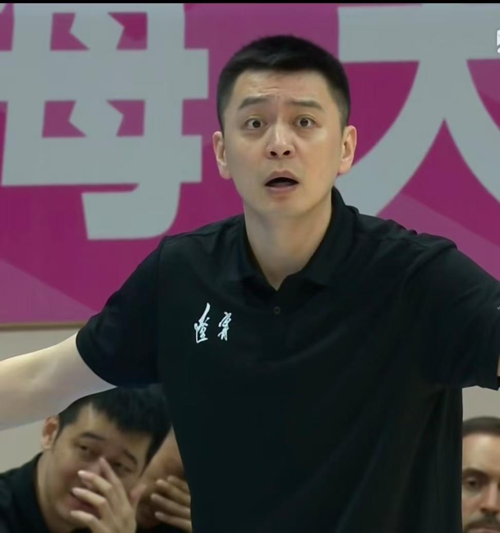 说实话，杜峰比不了杨鸣，老杨能做到收放自如！就在大家认为辽宁队战斗力不行的时候；