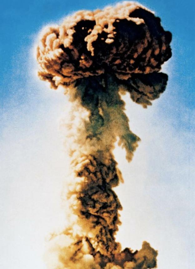 1969年，有人问毛泽东：“那我们的核弹投向哪里?”毛主席大手一挥说：“全部扔到