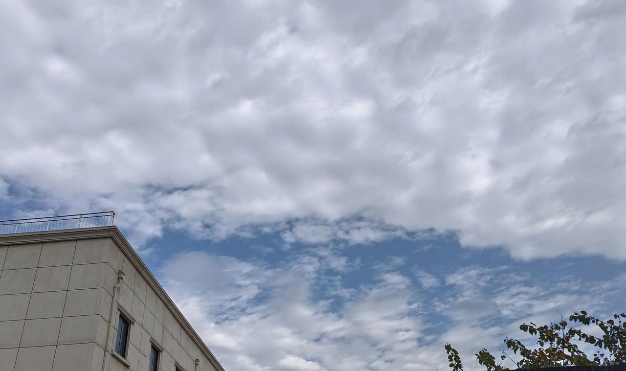 某Q，五年前所在单位效益很好，听了房屋中介的建议，多处按揭买房子，拟以租金还房贷