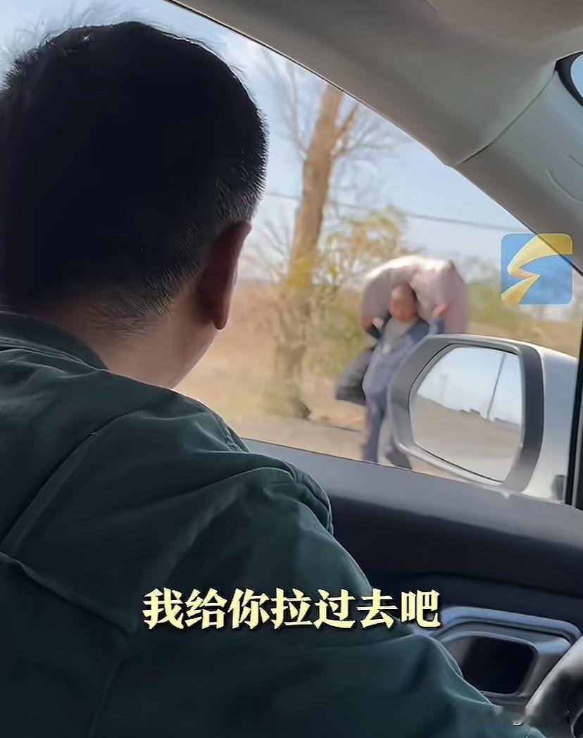 新疆哈密，农民工大哥下错站独自背着40多斤行李走了十多公里路。男子开车路过：我拉