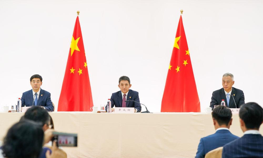 中美在欧洲会谈，特朗普急长文，破天荒感叹：美国有些地方不行了。中美马德里经贸会谈