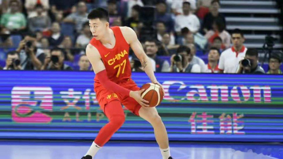 恭喜中国男篮的逆转，但是有一人却高兴不起来！中国男篮在上半场一度落后日本男篮14