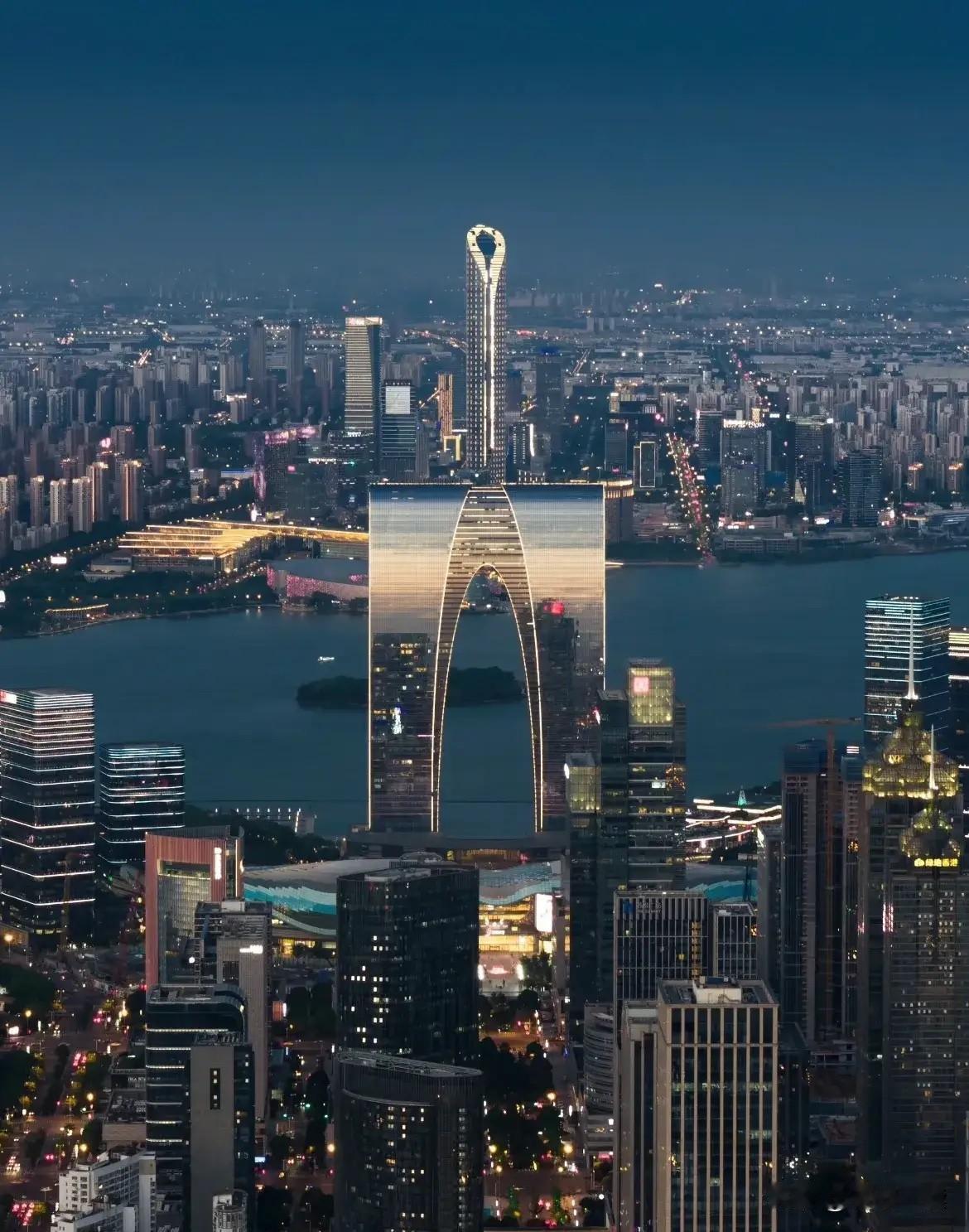 一个省，居然被一个市追得喘不过气！这不是玩笑，而是当下中国经济的真实写照。辽