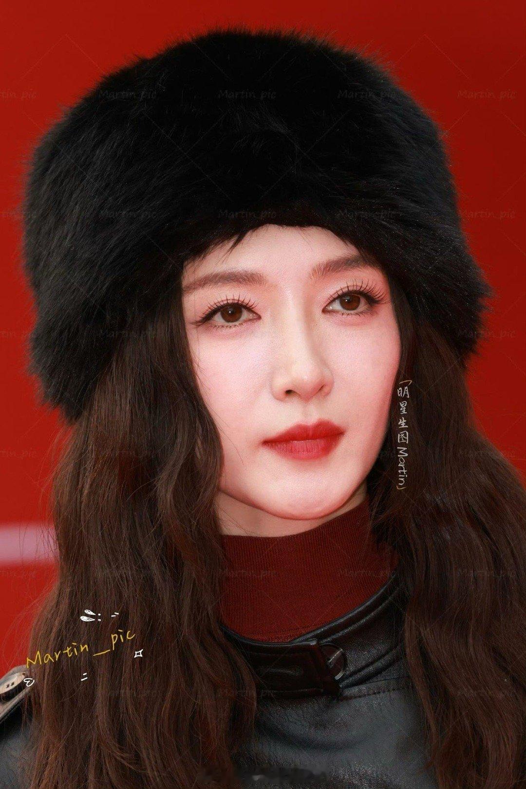 江疏影出门炸街了江疏影又带着她的炸街look来了！红裙黑靴的组合永远经典，皮衣