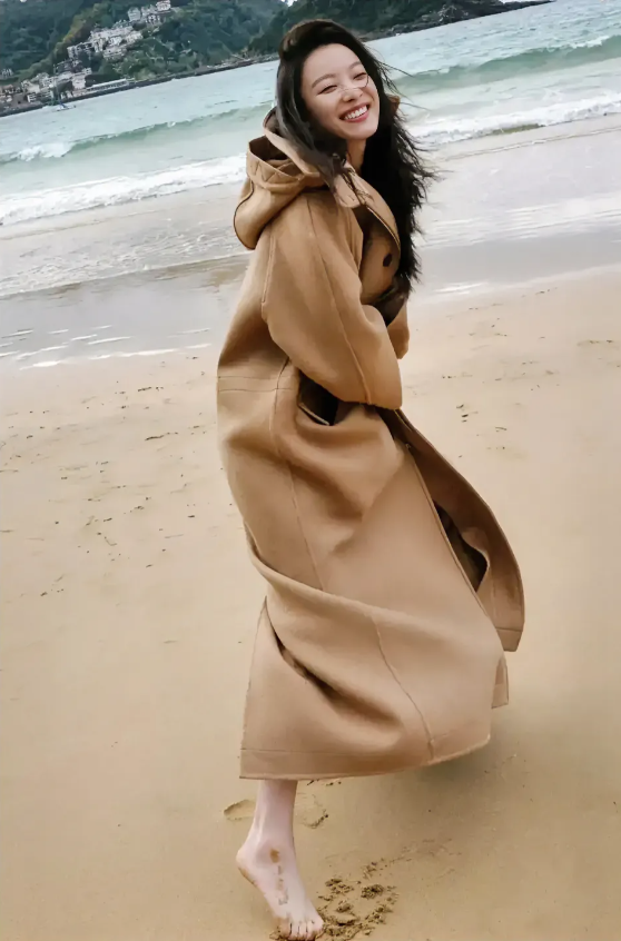 倪妮，170cm，大冷天的光脚在海边，会不会太冷了！