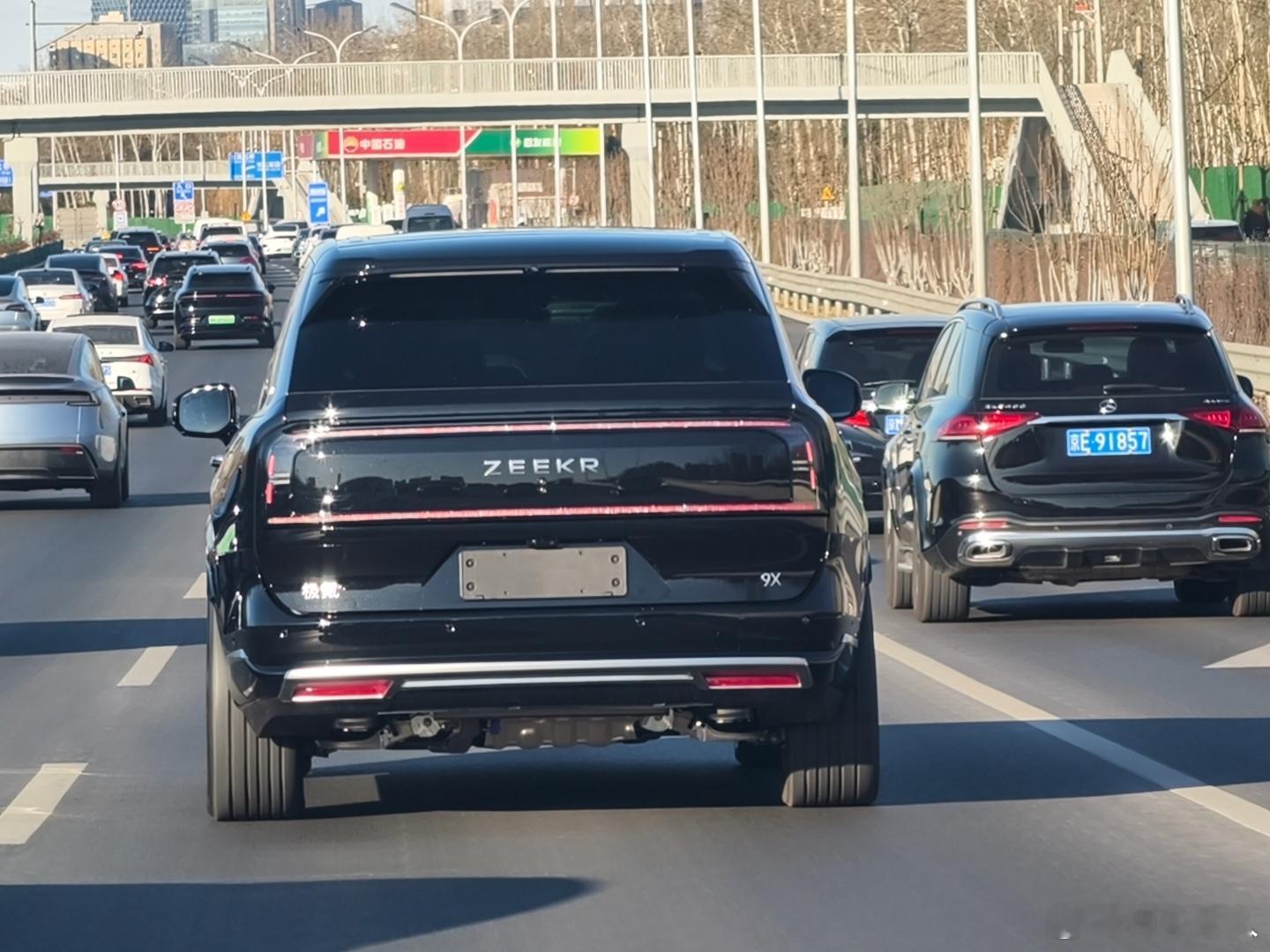 从上市就有人说极氪9X的屁股丑，有人说尾灯丑，也有人说把字儿去掉就行，大家觉得哪