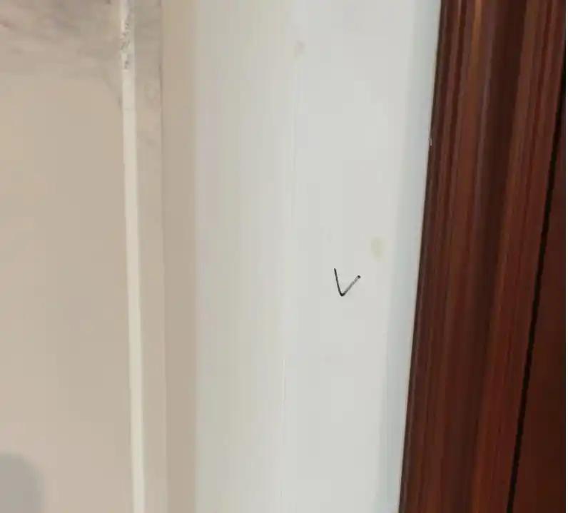 细思极恐！女子经常出差不在家，回家取东西时，突然发现门口多了一个“V”字形的符号