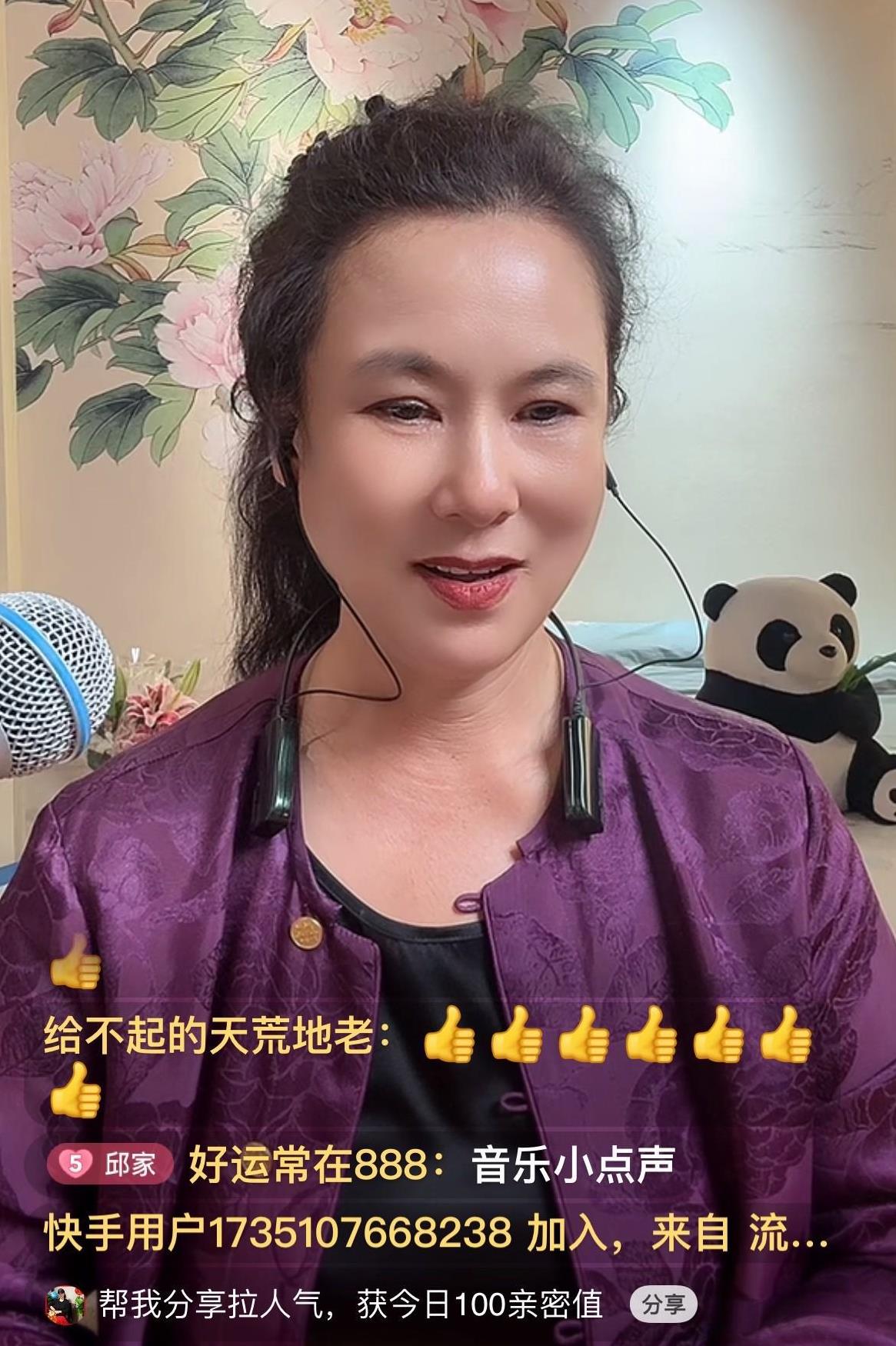 7月22日零时，二人转演员王小华仍然在直播间，当谈起女儿唐墩墩，王小华说：我这个