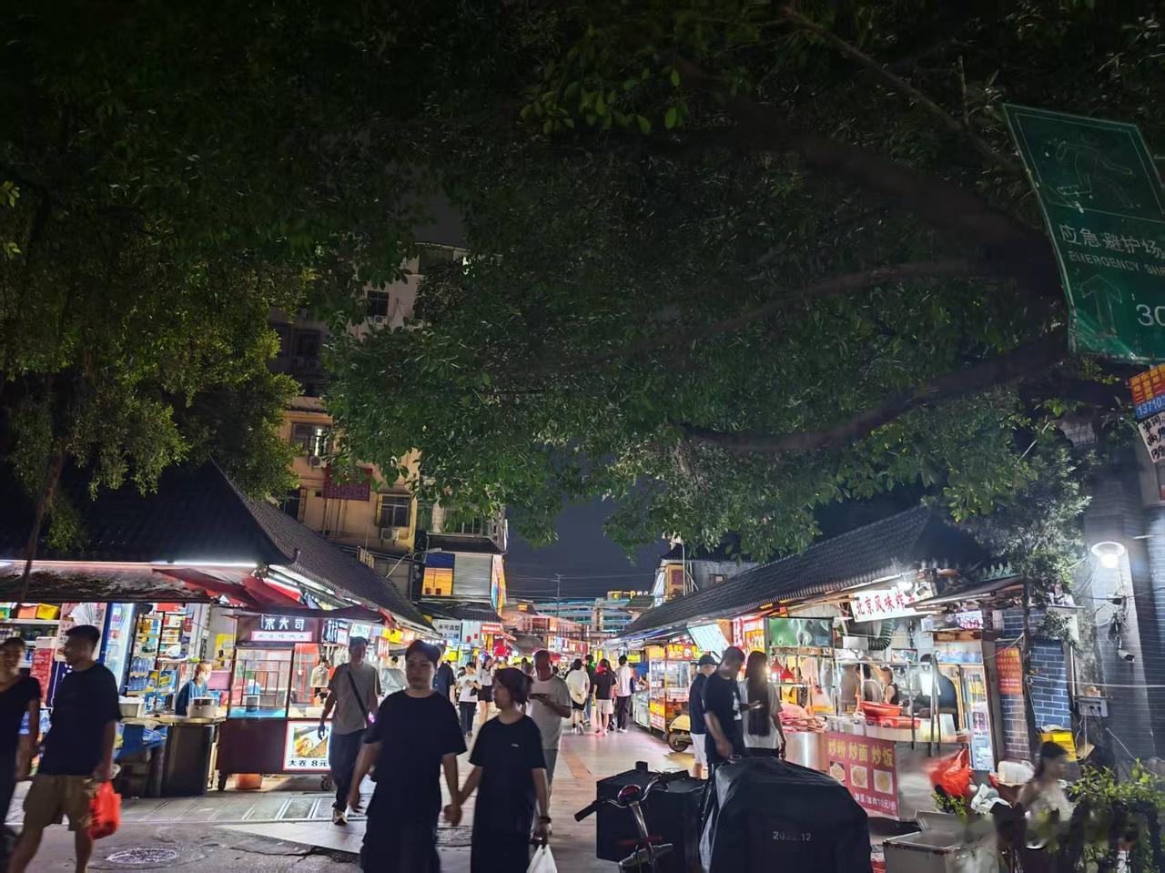 今天我又重新开始物色下一个落脚的住处。时隔三年重新回到广州，内心始终有些别扭