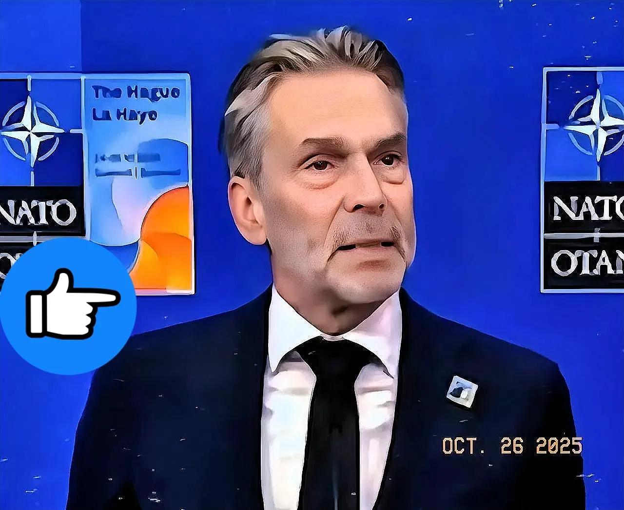 得了！荷兰这回彻底摊牌了光刻机封锁直接加码到根上，不光顶尖机型卡着不给，连1