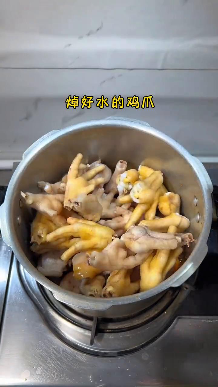 蒜香大手牵小手。·热油下蒜末、姜末、小米辣、辣椒面炒香，炒出香味。·生抽、老