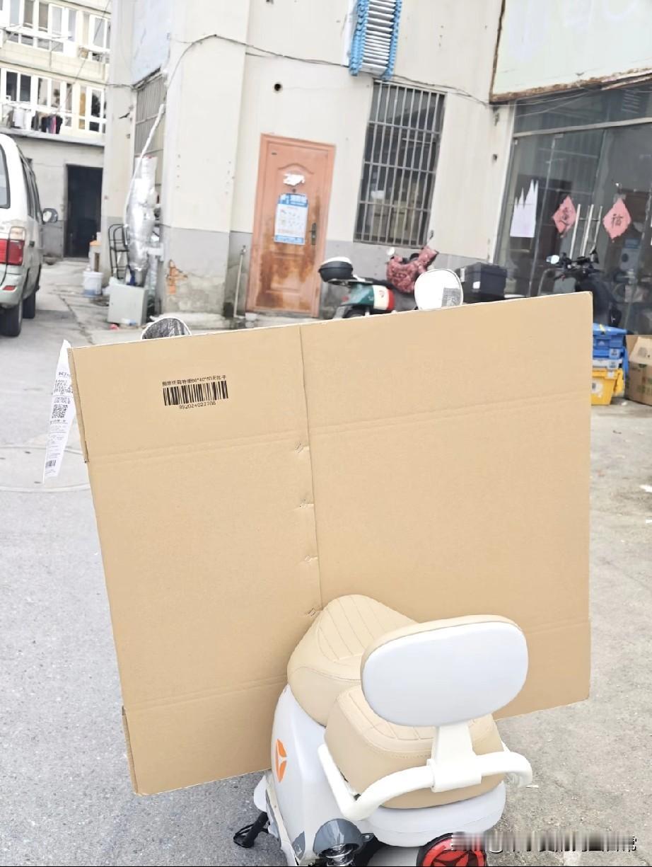 送了3年外卖，今天第一次认怂！刚取到餐我就傻了，这单要送的是个超大纸箱，比